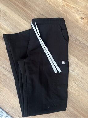 Figs Women’s black Yola scrub pants. Small.